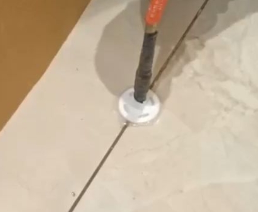 兴宾瓷砖空鼓维修公司专业解答瓷砖在铺贴过程中，如果没有涂抹均匀到位的粘结材料（如水泥砂浆或瓷砖胶），可能会导致以下问题