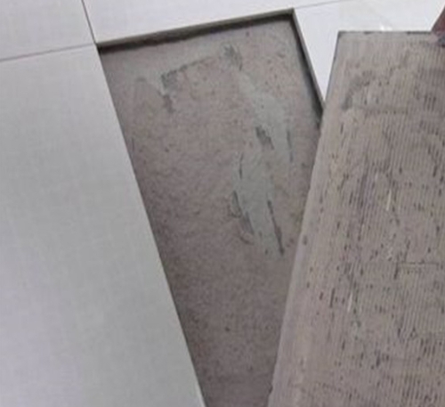 兴宾瓷砖空鼓维修公司分享瓷砖铺贴时如果打浆（即涂抹在瓷砖背面和基层上的砂浆或瓷砖胶）过少，会带来以下问题